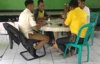 Pegawai Kelurahan Kota Baru Kota Bekasi, Asyik Main Kartu Disaat Jam Kerja